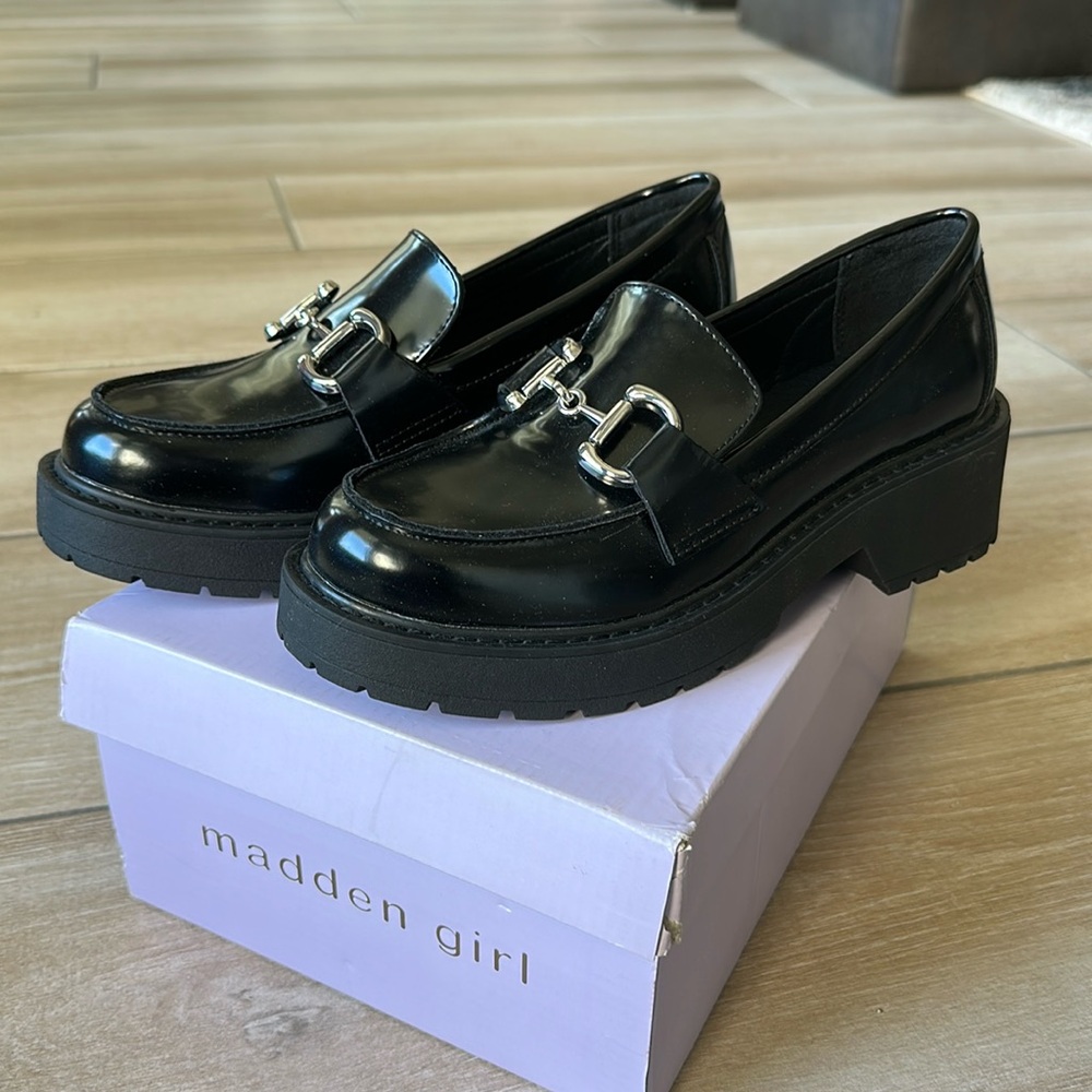NWT Original Box Madden Girl Black Platform Loafers Silver Buckle, size: 7